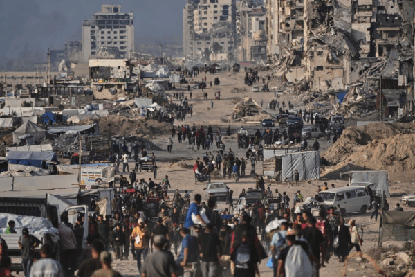 Gaza: suman 130 asesinados al buscar comida Israel deportará a los 12 activistas del barco ‘Madleen’ que interceptó en aguas internacionales el domingo. En tanto, una multitud de nuevo fue baleada cuando iba en busca de alimentos a un centro de distribución en Rafah, con saldo de 14 muertos. En la imagen, la ciudad de Gaza.