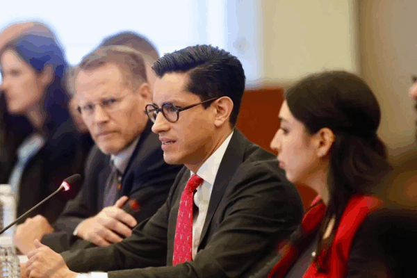 Equipos de Sheinbaum y Trump inician trabajos en materia fronteriza Se llevó a cabo la reunión plenaria del Grupo Binacional México-EU sobre Puentes y Cruces Internacionales. En este foro, establecido desde 1983 para el análisis y seguimiento de proyectos estratégicos en la región fronteriza, participaron representantes de ambos gobiernos.