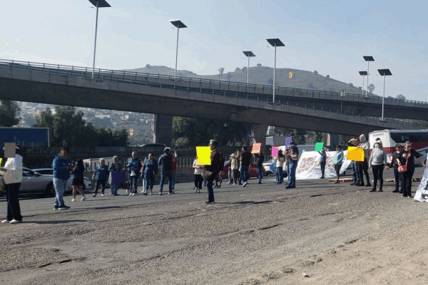 Rechazan vecinos de Izcalli construcción de bodegas de Mercado Libre El contingente vecinal ingresó a la autopista México-Querétaro, a la altura del centro comercial Perinorte, a temprana hora y desplegó cartulinas y vinilonas.