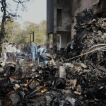 Rescatistas trabajan en el lugar del accidente aéreo en la ciudad de Ahmedabad, en el noroeste de India, en el estado de Gujarat, el jueves 12 de junio de 2025.