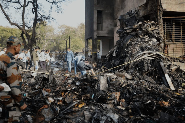 Hallan 204 cadáveres tras accidente de avión en Ahmedabad, India Rescatistas trabajan en el lugar del accidente aéreo en la ciudad de Ahmedabad, en el noroeste de India, en el estado de Gujarat, el jueves 12 de junio de 2025.