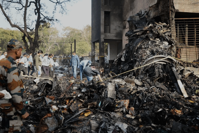 Rescatistas trabajan en el lugar del accidente aéreo en la ciudad de Ahmedabad, en el noroeste de India, en el estado de Gujarat, el jueves 12 de junio de 2025.