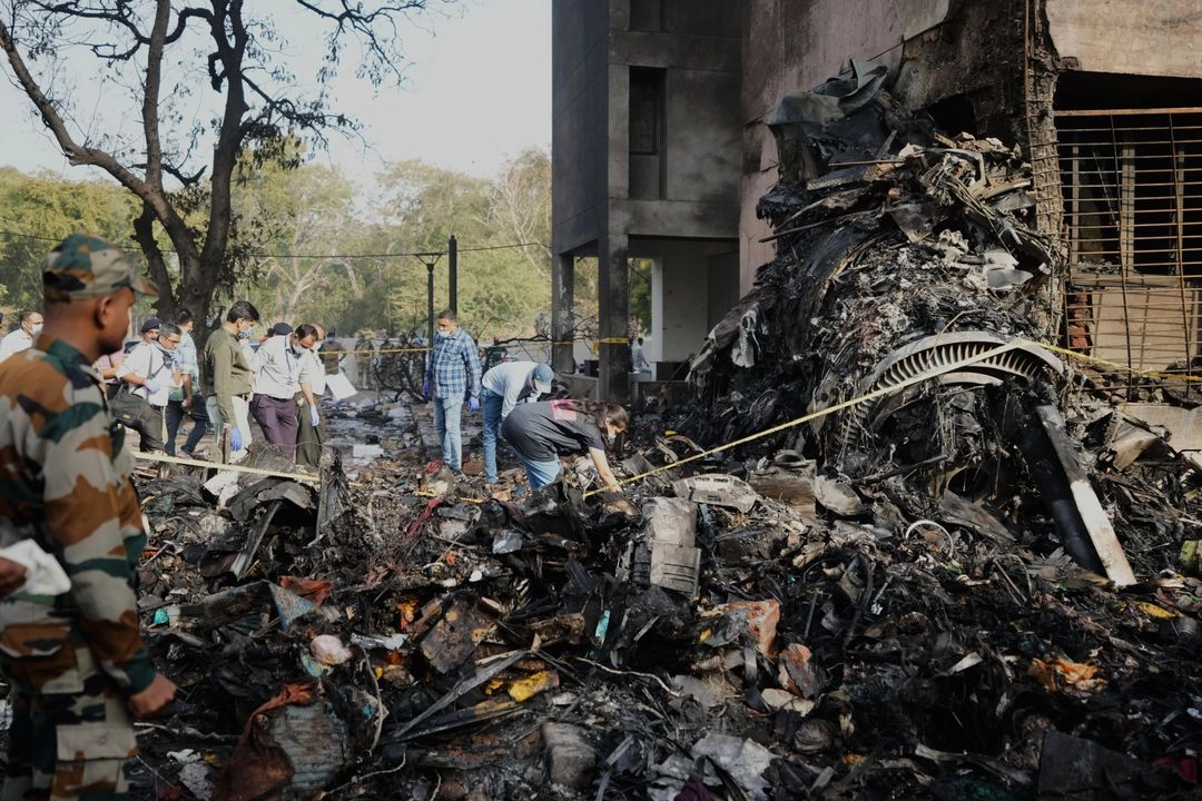 Rescatistas trabajan en el lugar del accidente aéreo en la ciudad de Ahmedabad, en el noroeste de India, en el estado de Gujarat, el jueves 12 de junio de 2025.