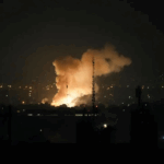 Barrios residenciales de Teherán, donde viven altos oficiales militares, fueron el blanco de la primera oleada de bombardeos, en los que participaron decenas de cazas, según informó el gobierno de Netanyahu. Después fue atacada la central nuclear de Natanz, donde fallecieron al menos dos científicos, y más tarde la acometida se extendió a las ciudades de Kermanshah y Tabriz, de acuerdo con medios locales, sin que se haya determinado hasta el momento la cifra total de muertos.