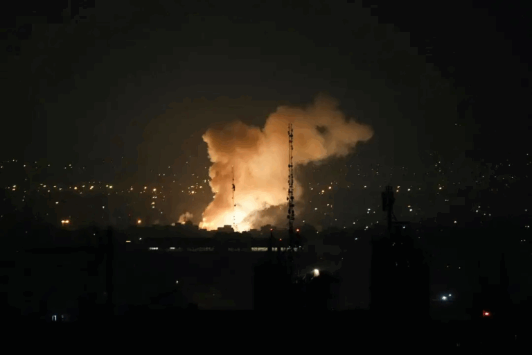 Barrios residenciales de Teherán, donde viven altos oficiales militares, fueron el blanco de la primera oleada de bombardeos, en los que participaron decenas de cazas, según informó el gobierno de Netanyahu. Después fue atacada la central nuclear de Natanz, donde fallecieron al menos dos científicos, y más tarde la acometida se extendió a las ciudades de Kermanshah y Tabriz, de acuerdo con medios locales, sin que se haya determinado hasta el momento la cifra total de muertos.