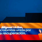 Una pantalla gigante, exhibida en el exterior de un centro comercial en Bogotá, dice "Miguel Uribe, Colombia unida por tu recuperación" en apoyo al senador opositor Miguel Uribe, candidato presidencial que resultó herido de bala durante un evento político el 7 de junio.