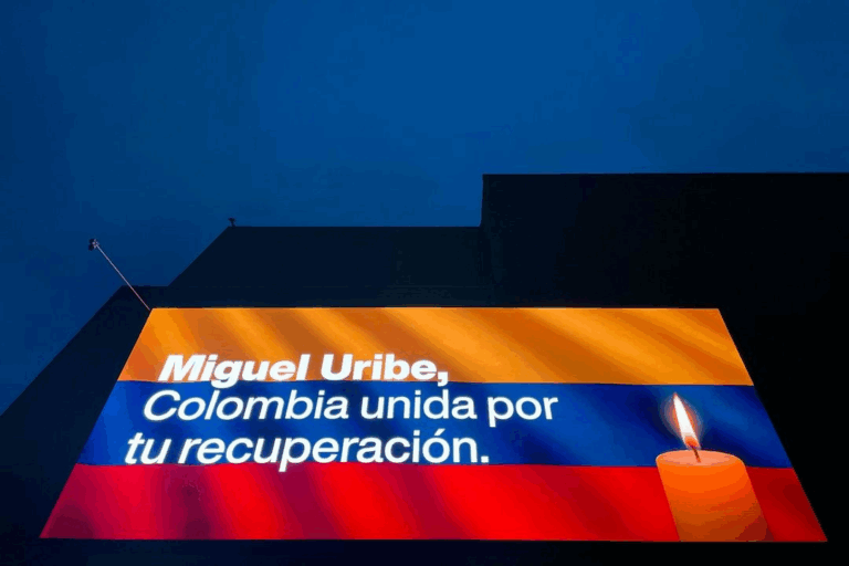 Una pantalla gigante, exhibida en el exterior de un centro comercial en Bogotá, dice "Miguel Uribe, Colombia unida por tu recuperación" en apoyo al senador opositor Miguel Uribe, candidato presidencial que resultó herido de bala durante un evento político el 7 de junio.
