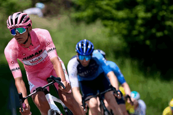 Isaac del Toro, subcampeón en el Giro de Italia La increíble historia del ciclista de Ensenada, Baja California, terminó en un subcampeonato en el Giro de Italia, donde escribió episodios deslumbrantes al ganar la etapa 17 y portar durante 11 días la maglia rosa, además de conquistar la casaca blanca de líder juvenil