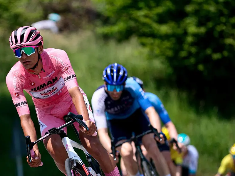 La increíble historia del ciclista de Ensenada, Baja California, terminó en un subcampeonato en el Giro de Italia, donde escribió episodios deslumbrantes al ganar la etapa 17 y portar durante 11 días la maglia rosa, además de conquistar la casaca blanca de líder juvenil