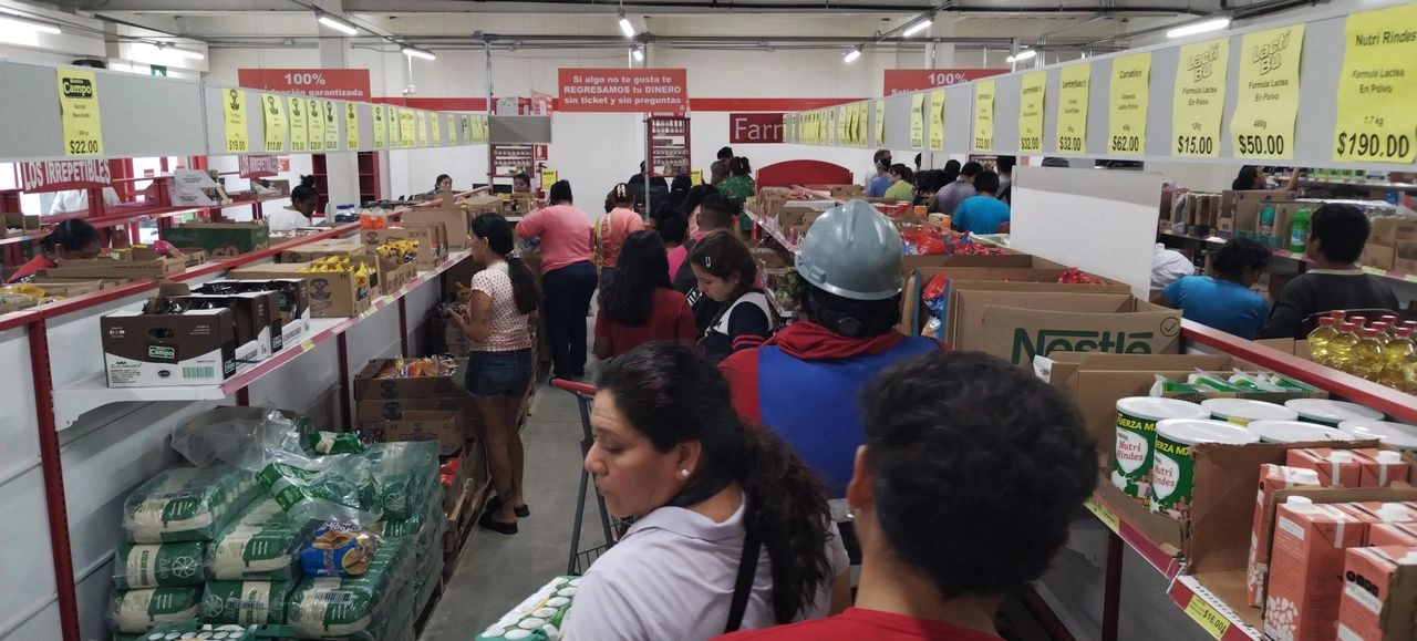 Un supermercado abarrotado por clientes que hacen compras de pánico.