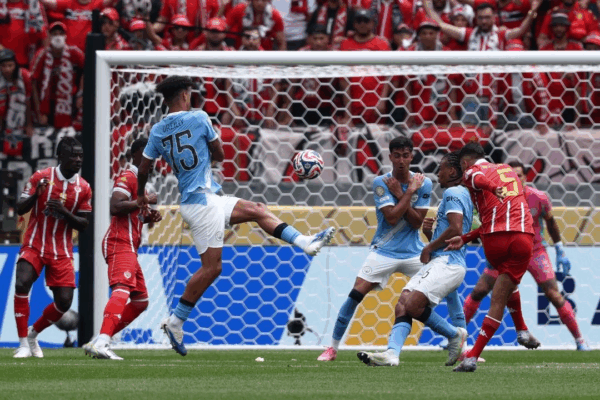 Vencedores de la pasada competición, cuando todavía se jugaba con siete participantes frente a los 32 actuales, el club inglés se impuso con tantos de Phil Foden y de Jérémy Doku en el Lincoln Financial Field, el 18 de junio de 2025.