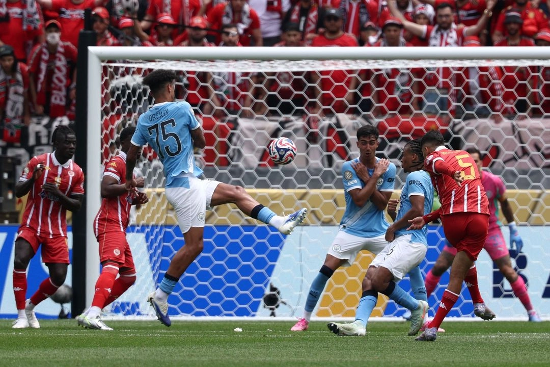 Vencedores de la pasada competición, cuando todavía se jugaba con siete participantes frente a los 32 actuales, el club inglés se impuso con tantos de Phil Foden y de Jérémy Doku en el Lincoln Financial Field, el 18 de junio de 2025.
