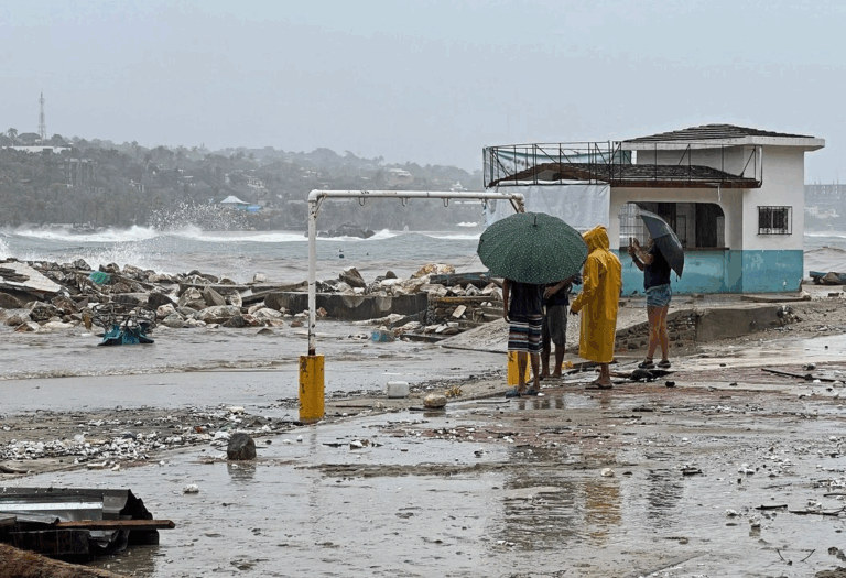 Residentes observan los daños tras el paso del huracán 'Erick' en Bahía Principal, Puerto Escondido, estado de Oaxaca, México.