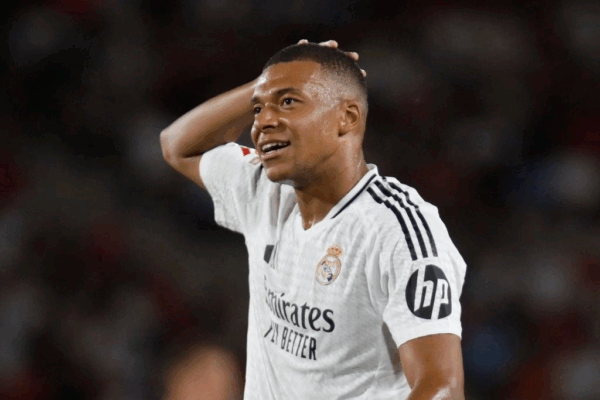 El francés Kylian Mbappé durante un partido entre su equipo, el Real Madrid.