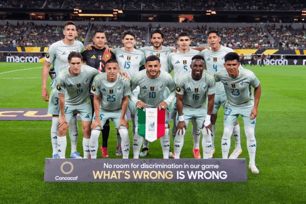 La multa impuesta por la FIFA a la FMF corresponde a los gritos homofóbicos proferidos por los aficionados en el juego de México vs EU del 15 de octubre de 2024, en el estadio de Guadalajara.