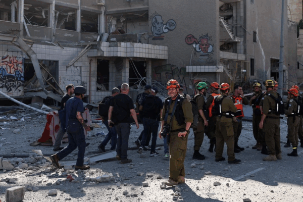 Los socorristas israelíes se reúnen frente a un edificio presuntamente alcanzado por un ataque iraní en Haifa, en medio del continuo intercambio de disparos entre Israel e Irán, el 20 de junio de 2025.