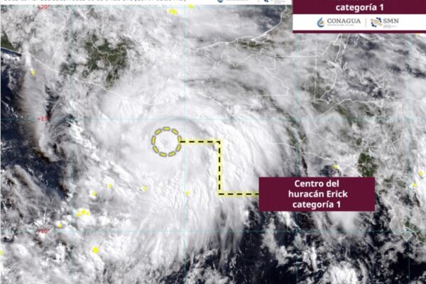 Imagen satelital proporcionada por la Administración Nacional Oceánica y Atmosférica (NOAA) muestra al huracán 'Erick' acercándose a la costa del Pacífico de México, la mañana del 18 de junio de 2025.