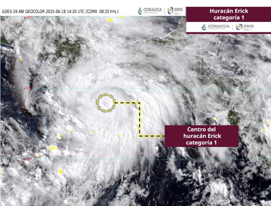 Imagen satelital proporcionada por la Administración Nacional Oceánica y Atmosférica (NOAA) muestra al huracán 'Erick' acercándose a la costa del Pacífico de México, la mañana del 18 de junio de 2025.