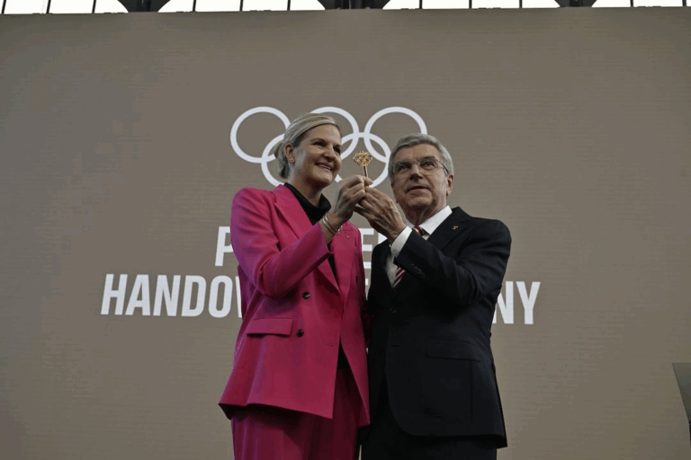 La primera mujer y primera africana presidenta del COI, Kristy Covetry , fue investida en el cargo hoy en el aniversario 131 de la organización.