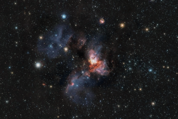 El Observatorio Europeo Austral (ESO) ha publicado una impresionante imagen de ochenta millones de píxeles del cúmulo estelar RCW 38.