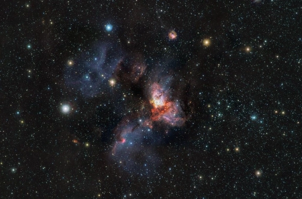 El Observatorio Europeo Austral (ESO) ha publicado una impresionante imagen de ochenta millones de píxeles del cúmulo estelar RCW 38.