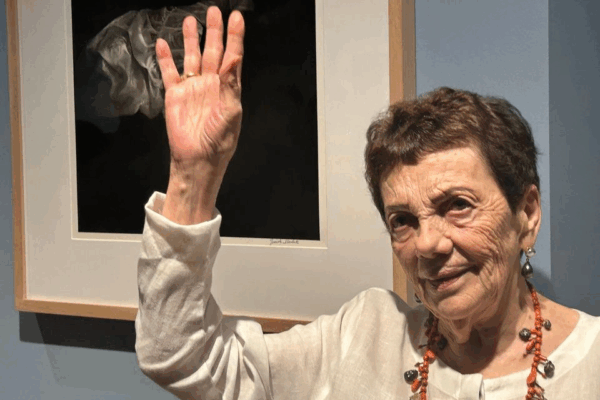 La mexicana Graciela Iturbide explicó que para ella la fotografía es un ritual, es mi modo de vida, que se basa en un momento entre azaroso y mágico, cuando aprieta el botón para que emerja la sorpresa y el hallazgo.