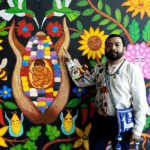 En los lienzos de Santiago Savi hay semillas. Algunas germinan en forma de elotes con ojos y sonrisa, otras florecen como flores que hablan, serpientes que flotan sobre campos arados, jaguares que velan el sueño de la tierra o abuelas de humo que caminan entre los surcos.