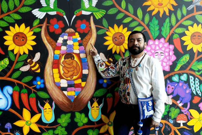 En los lienzos de Santiago Savi hay semillas. Algunas germinan en forma de elotes con ojos y sonrisa, otras florecen como flores que hablan, serpientes que flotan sobre campos arados, jaguares que velan el sueño de la tierra o abuelas de humo que caminan entre los surcos.
