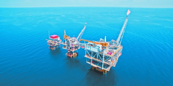 El grupo que componen los miembros de la Organización de Países Exportadores de Petróleo y sus aliados (OPEP+)podría adelantar su aumento de bombeo en torno a un año respecto al plan inicial, declaró el sábado Igor Sechin, jefe de Rosneft, el mayor productor ruso de crudo.