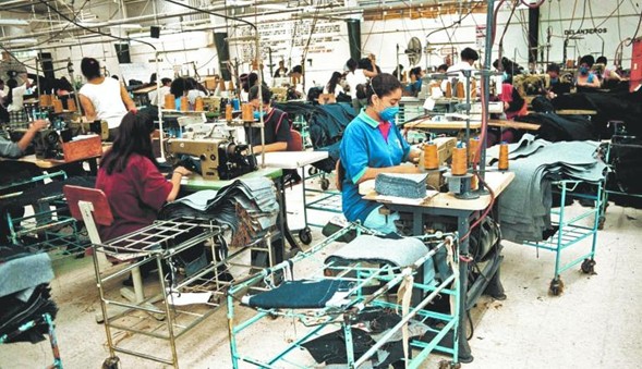 Los establecimientos con programa IMMEX experimentaron en abril de 2025 una disminución en su personal ocupado, la cuarta caída mensual, pero trabajan más horas y con una mayor remuneración, reveló el Instituto Nacional de Estadística y Geografía (Inegi).