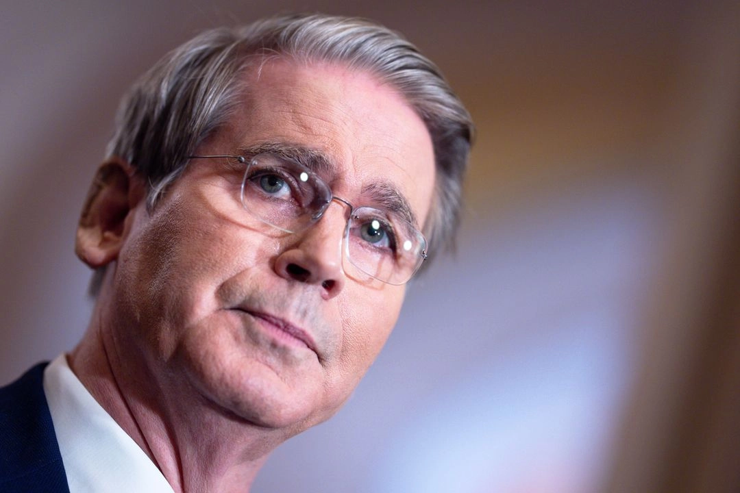 “Facilitadores financieros como CIBanco, Intercam y Vector están favoreciendo el envenenamiento de innumerables de estadunidenses al mover dinero para los cárteles, lo que los convierte en piezas clave en la cadena de suministro de fentanilo”, dijo Scott Bessent.