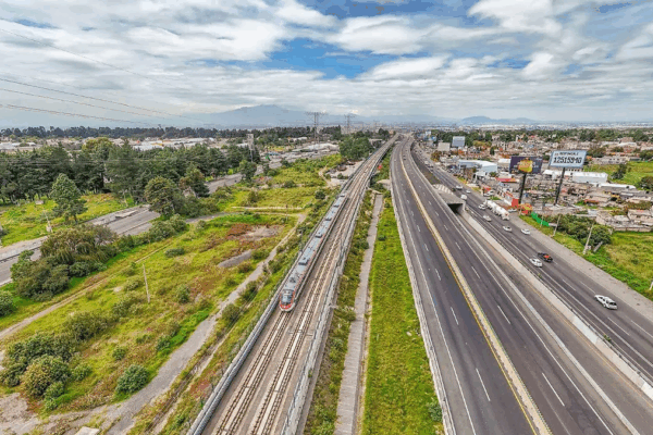 Como parte del Plan Parcial del Tren ‘El Insurgente’, se proyecta transformar 20 km del camellón bajo la vía férrea en un parque lineal con áreas verdes, movilidad peatonal, ciclovía y espacios familiares que renovarán el paisaje urbano y mejorarán la calidad de vida.