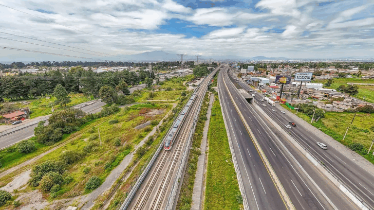 Como parte del Plan Parcial del Tren ‘El Insurgente’, se proyecta transformar 20 km del camellón bajo la vía férrea en un parque lineal con áreas verdes, movilidad peatonal, ciclovía y espacios familiares que renovarán el paisaje urbano y mejorarán la calidad de vida.