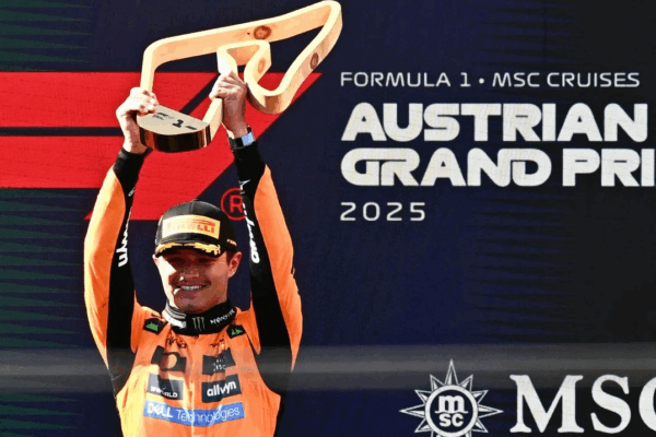 El piloto británico Lando Norris, ganador de McLaren, celebra en el podio con su trofeo tras el Gran Premio de Austria de Fórmula 1 en el circuito Red Bull Ring de Spielberg, Austria, el 29 de junio de 2025.