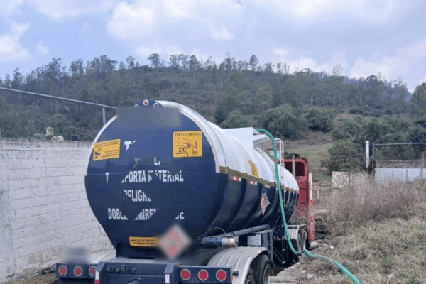 Resguardan predio y camión con hidrocarburo en Tlalnepantla Camión cisterna asegurado durante el operativo.