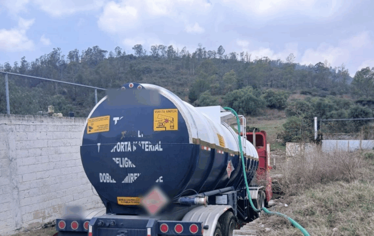 Camión cisterna asegurado durante el operativo.
