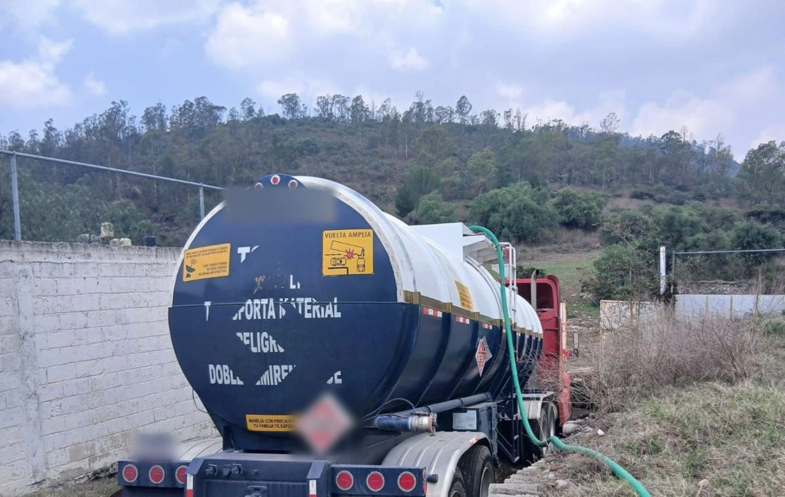 Camión cisterna asegurado durante el operativo.