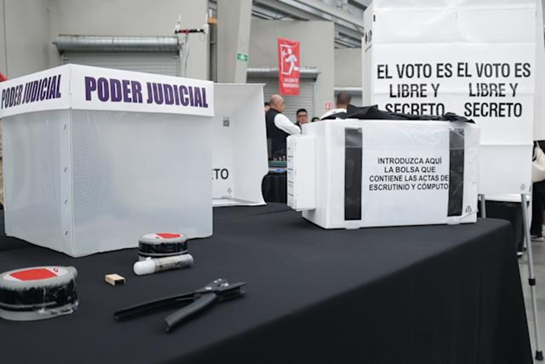 Según la empresa estatal, el colapso del puente se debió a una "interferencia ilegal en la operación de transporte", al precisar que la circulación de otros trenes no se vio afectada.