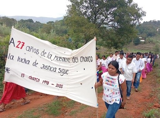 Viudas y sobrevivientes exigieron justicia por el asesinato de 10 indígenas y un alumno de la UNAM, perpetrado por efectivos del Ejército Mexicano el 7 de junio de 1998 en la cancha de la primaria de esa comunidad de la Costa Chica de Guerrero.
