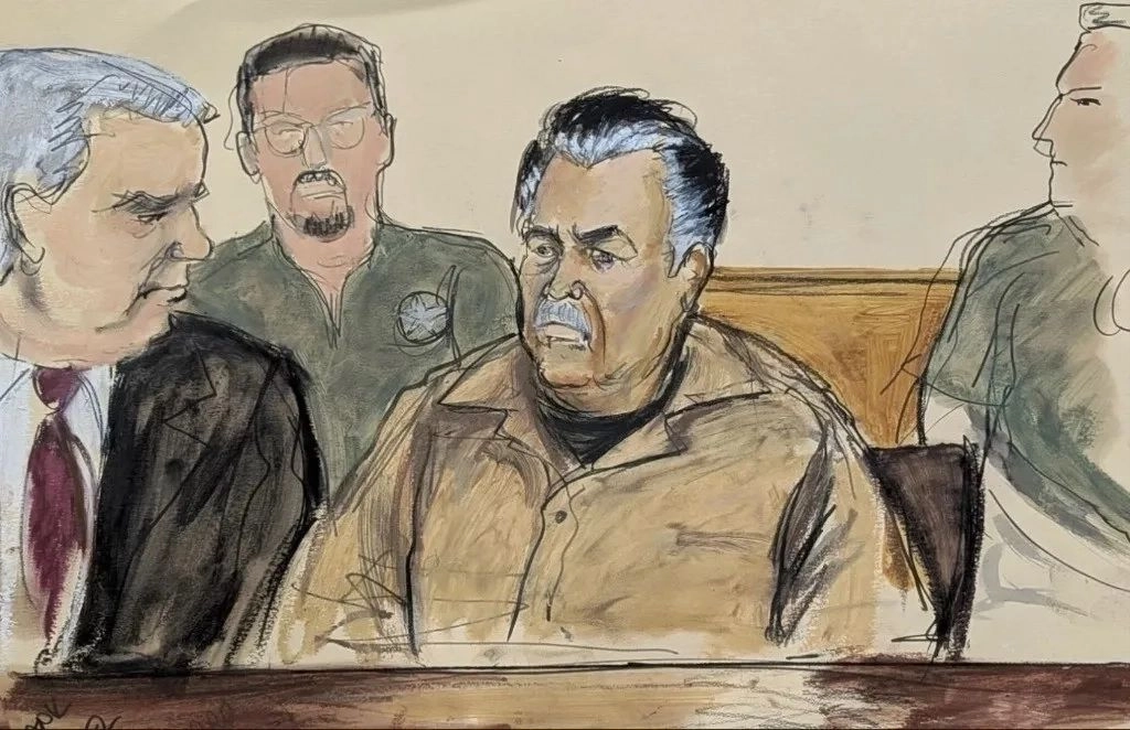 Ilustración de Ismael 'El Mayo' Zambada durante una de sus audiencias; el capo mexicano enfrenta 17 cargos criminales federales en su contra por narcotráfico.
