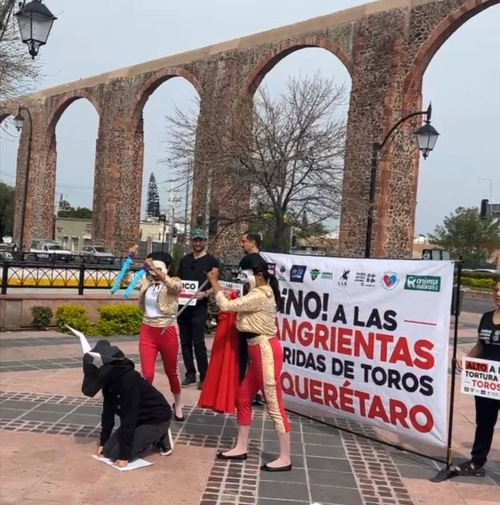 Integrantes de organizaciones civiles durante la protesta.