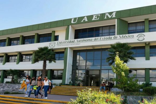 Además informó que al año otorga 37 mil 740 comidas a más 200 estudiantes en difícil situación económica.