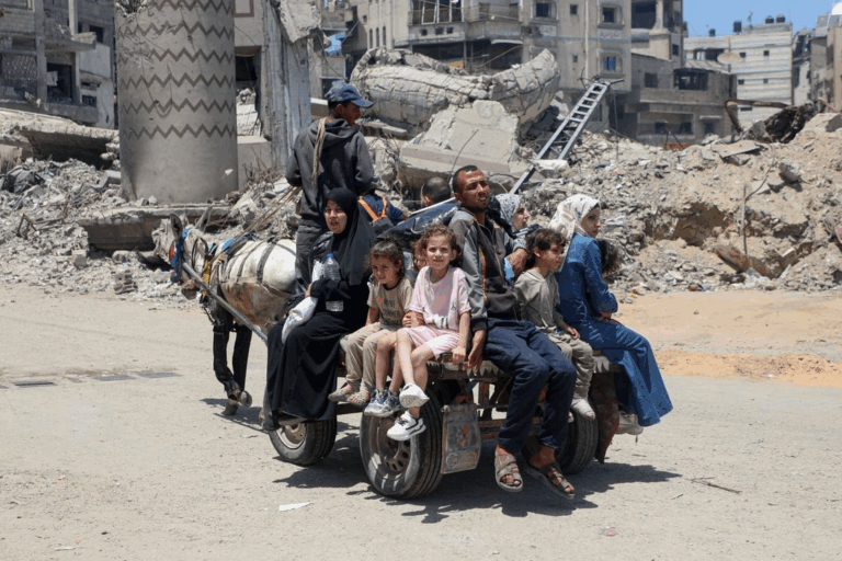 Familias palestinas dejan Jabaliya, en Gaza, ante la advertencia israelí de nuevos ataques.
