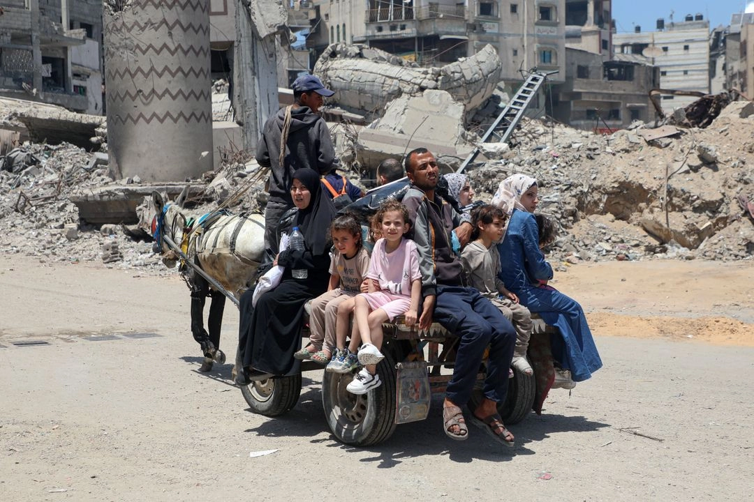 Familias palestinas dejan Jabaliya, en Gaza, ante la advertencia israelí de nuevos ataques.