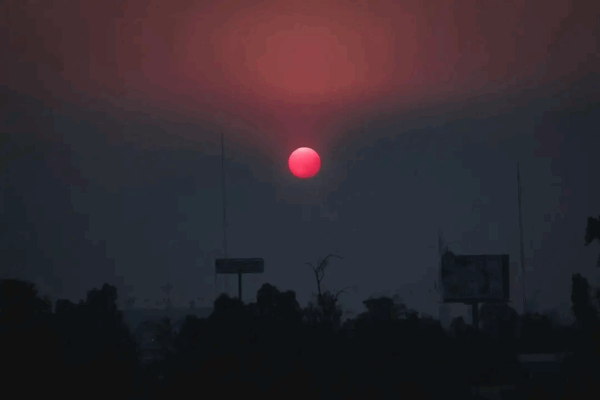 Así se vio el sol esta tarde en Mexicali, bajo una densa capa de humo provocada por los incendios forestales activos en Tecate.