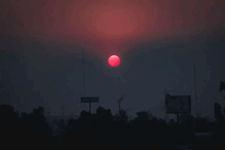 Así se vio el sol esta tarde en Mexicali, bajo una densa capa de humo provocada por los incendios forestales activos en Tecate.