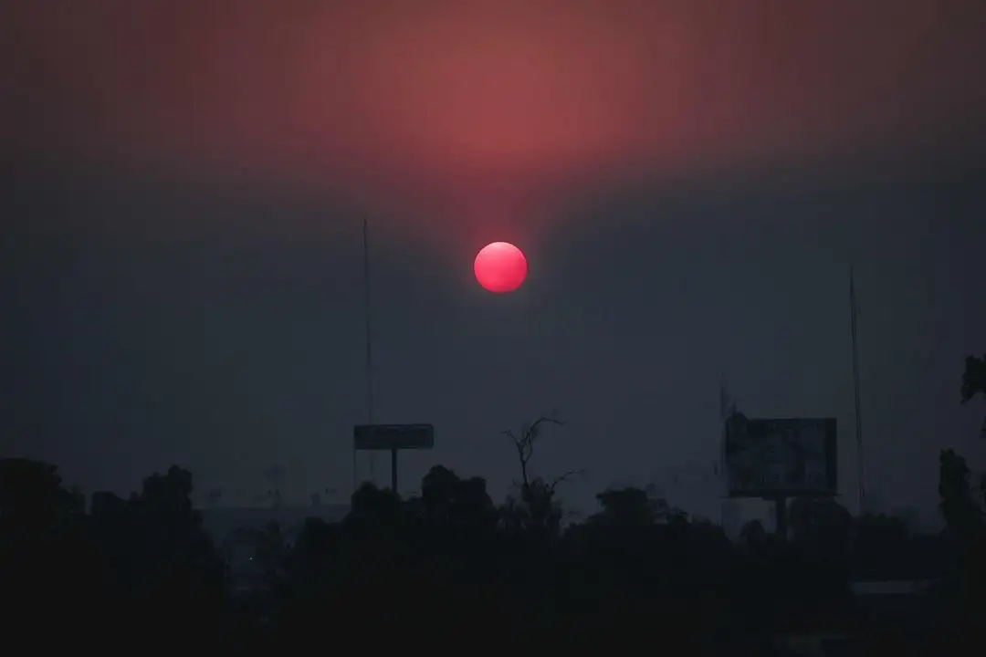 Así se vio el sol esta tarde en Mexicali, bajo una densa capa de humo provocada por los incendios forestales activos en Tecate.