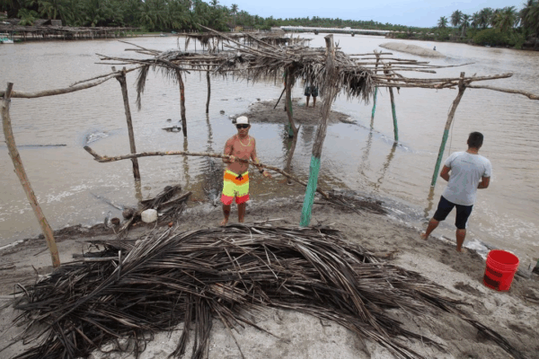Colonos de Acapulco toman previsiones ante la posible presencia de mar de fondo en la playa de Barra Vieja.