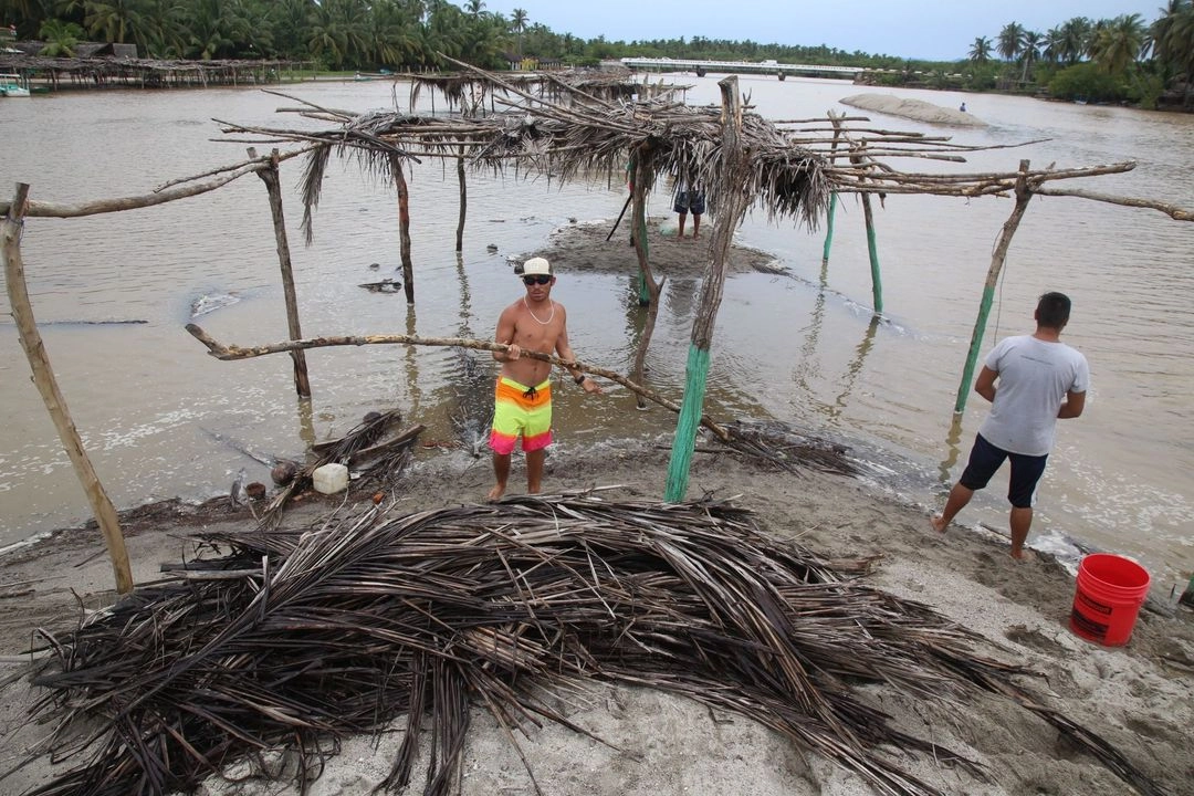 Colonos de Acapulco toman previsiones ante la posible presencia de mar de fondo en la playa de Barra Vieja.