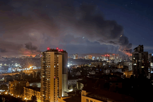 El ejército ruso informó que en el ataque a Ucrania “se alcanzaron todos los blancos”, entre otros “empresas que fabricaban drones de ataque, la infraestructura de un aeródromo militar y una refinería”.